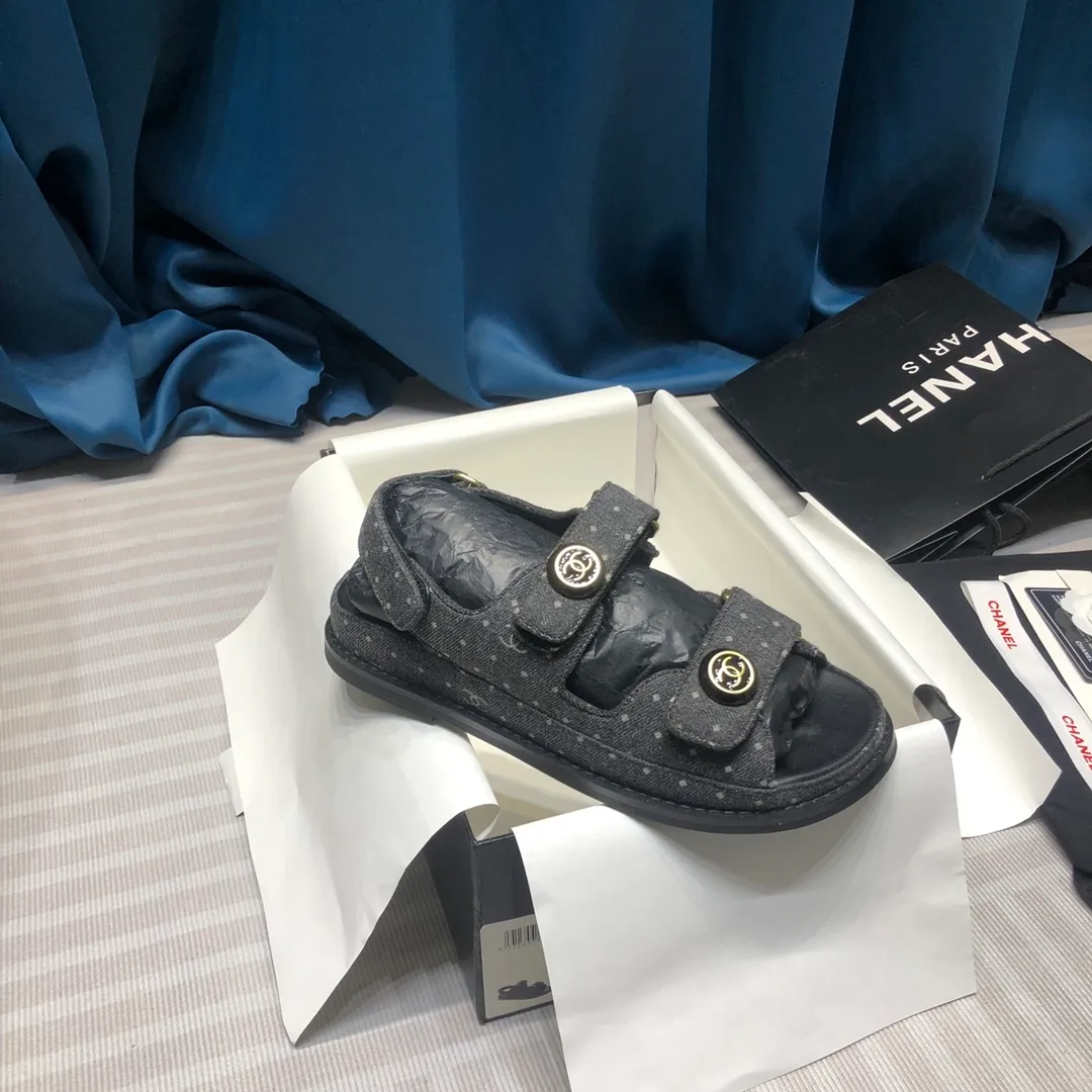 👟👟Ex-factory price 480👟👟Chanel 2025ss new Velcro sandals, top counter quality (welcome🆚comparison)💪 ⚠️As Chanel's classic shoe king, it is a hot item every summer. Once you start wearing sandals in summer, sports shoes will be relegated to the sidelines! Haha, the pattern will change a little every year, ⚠️2020 Chanel Spring and Summer New Season Double C Velcro Casual Sandals, 💯The upper adds more fashionable elements of Xiaoxiang, ⚠️Lingge electric embroidery. The upper is cowhide and the lining is sheepskin. It is comfortable and breathable to wear. It is very comfortable and versatile. ⚠️A very comfortable sandal for the feet! Size 35-40 (custom-made for 41)